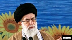 آيت الله خامنه ای که در سفری به يزد، در جمع گروهی از دانشجويان اين شهر سخن می گفت، تاکيد کرد که از نظر او اين رابطه در حال حاضر «برای ملت ايران» سودی ندارد.