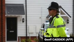 Поліція попередила про заходи підвищеної безпеки і виставила кордони в Солсбері і Еймсбері в місцях, де пара з’являлася до отруєння