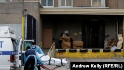 O ambulanță preluând un suspect de coronavirus în Brooklin, New York