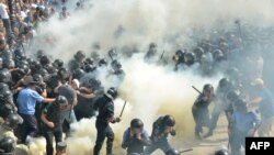 Жогорку Раданын алдындагы митингчилер менен күч органдарынын кагылышы. 31-август, 2015-жыл