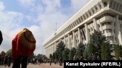 Фоторепортаж: центральна площа Бішкеку і будинок парламенту Киргизстану після протестів