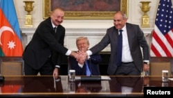 Претседателите Трамп и Алијев и премиерот Пашинијан по потпишувањето на договорот во Вашингтон