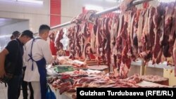 Бишкек шаарындагы "Ош базарынын" эт бөлүмү.