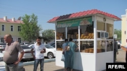 Наубайхана алдында нан алып жатқан адамдар. Түркіменабат.