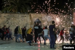 Neredi između Palestinaca i izraelske policije u kompleksu u kojem se nalazi džamija Al-Aksa, Jerusalim, 7. maja 2021.