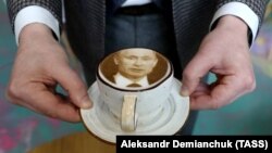 Figura lui Putin făcută cu Ripple maker la o cafenea în St. Petersburg.