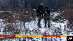 Policija obezbeđuje područje u blizini mesta gde se teretni avion DHL-a srušio na kuću u blizini litvanske prestonice Viljnusa, ponedeljak, 25. novembra 2024. 
