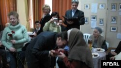 Перший заступник представника Президента Євген Драп ’ятий ц ілує руки Аліме Бекіровій