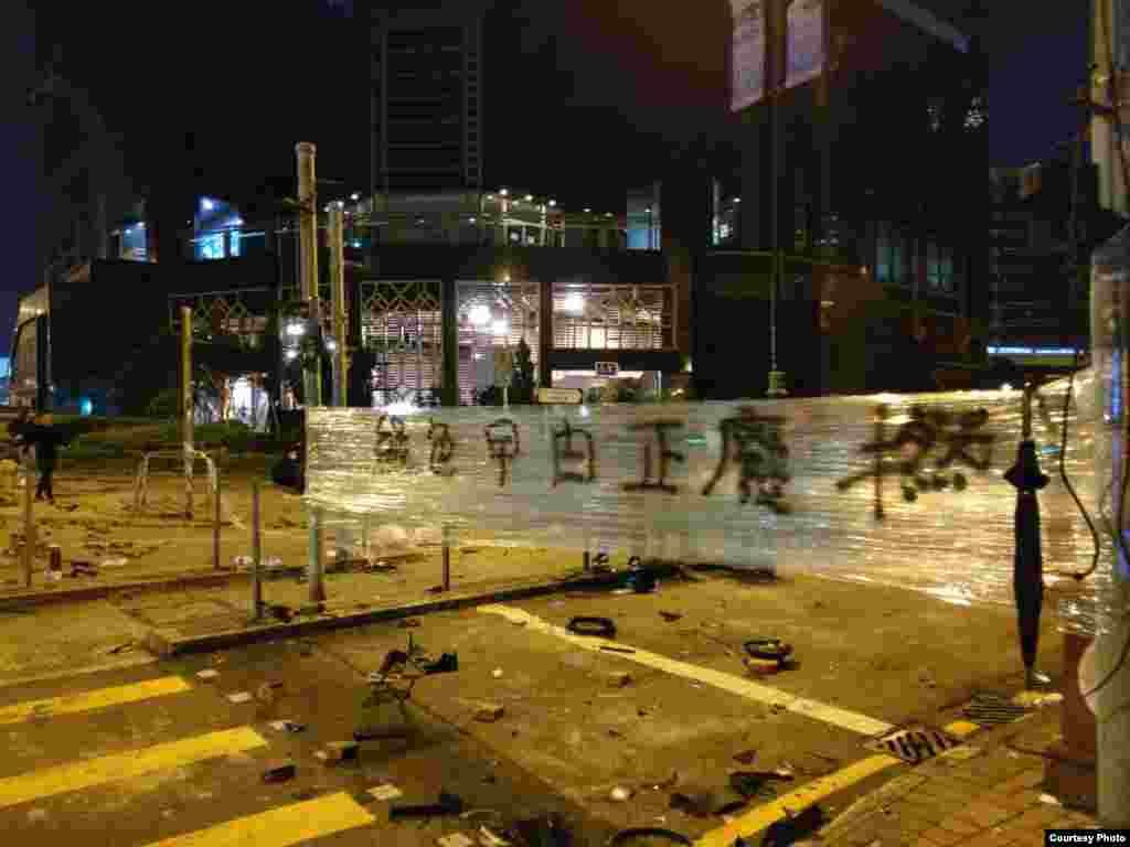 Посольство Казахстана в Гонконге, по словам студентов, давало рекомендации по поведению, помогло нескольким студентам с переселением из небезопасных мест в городе, организовало трансфер до аэропорта.&nbsp;