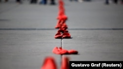 Prošle godine ubijeno je 14 žena što je manje nego u 2020., no njih 80 posto ubile su bliske osobe što je uzlazni trend (Foto: Crvene cipele koje simbolizuju žrtve femicida, ilustracija)