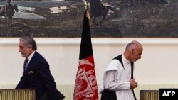 Ашрафғанӣ Аҳмадзай ва Абдуллоҳ Абдуллоҳ баъди имзои созиш дар Кобул