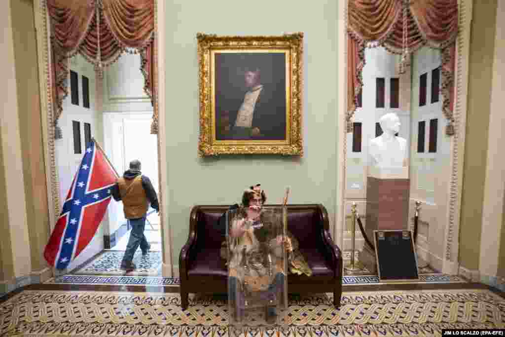 Mbështetësit e presidentit të SHBA-së, Donald Trump, jashtë dhomave të Senatit pasi shkelën sigurinë e Kongresit, në Uashington, 06 Janar 2021.