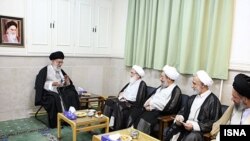 آیت الله علی خامنه ای در دیدار با برخی از مراجع تقلید شیعه در قم
