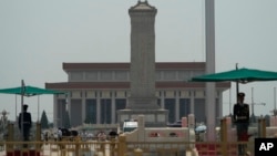  Policajci na Tjenanmen trgu u Pekingu, 4. juna 2024.