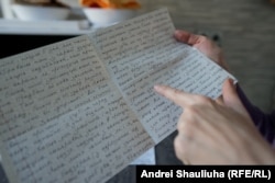 Алеся перечитує один із листів, які написала Андрієві у в’язницю