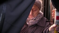 Актори в транспорті Києва перетворяться на свідків Голодомора: перфоманс «Ті, що блукають» – відео