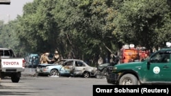 Афганські військові біля університету Кабулу під час нападу минулого року