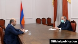 Премьер-министр Никол Пашинян жана “Жаркыраган Армения” фракциясынын лидери Эдмон Марукян. 2021-жылдын 4-марты.