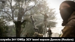 Військові 24-ї мехбригади імені Короля Данила встановлюють антидронні сітки на Костянтинівському напрямку, жовтень 2025 року