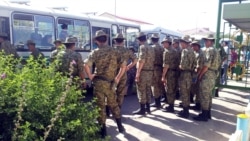 Diňle: Dowam edýän demografiýa krisizi harby borçlulyga ýaramsyz ýaş ýigitleri harby gulluga mejbur edýär