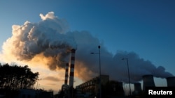 Füst és gőz tör elő a Bełchatów erőműből, Európa legnagyobb szénerőművéből, 2018. november 28.