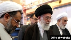 حیدر مصلحی (چپ) در بازدید شش ساعته آیت‌الله خامنه‌ای از وزارت اطلاعات در اسفند ۸۹