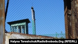 Слідчі ДБР задокументували застосування сили та морального тиску щодо двох засуджених, яких підозрюваний намагався схилити до співпрац