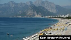 Пляж в турецкой курортной зоне на берегу Средиземного моря.