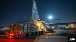 Zeci de mii de porții de hrană, plus apă, au fost încărcate într-o locație necunoscută din Asia de Sud-Est în aeronava C-130J Super Hercules, pentru a fi parașutate în Gaza. 