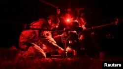 Український військовий готує бойовий дрон «Вампір» на позиції в Запорізькій області, квітень 2025 року