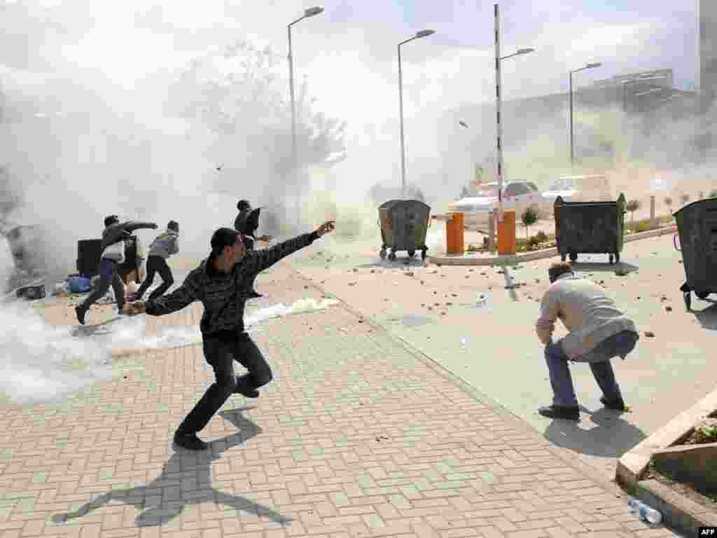 Protest zbog posete Borka Stefanovića Kosovu, Priština, 12. maj 2011 - Sukob policije i demonstranata, Foto: Samoopredeljenje