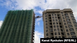 Строительство многоэтажного дома в Бишкеке. Архивное фото. 