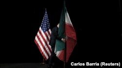 Flamuri i SHBA-së dhe ai i Iranit.