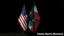 Flamuri i SHBA-së dhe Iranit.