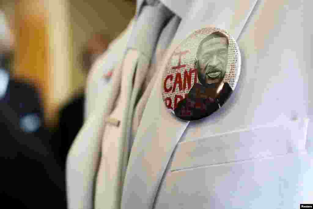 Insigna pe care scrie &bdquo;Nu pot respira&rdquo; împodobește sacoul unui om, care poartă doliu, înainte de înmormântarea lui George Floyd la biserica The Fountain of Praise din Houston.