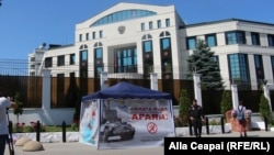 Ambasada Rusiei la Chișinău, in timpul protestului din iunie 2018