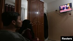 یک خانواده فلسطینی در نوار غزه در حال تماشای اعلام خبر توافق امارات و اسراائیل، ۱۳ آگوست ۲۰۲۰