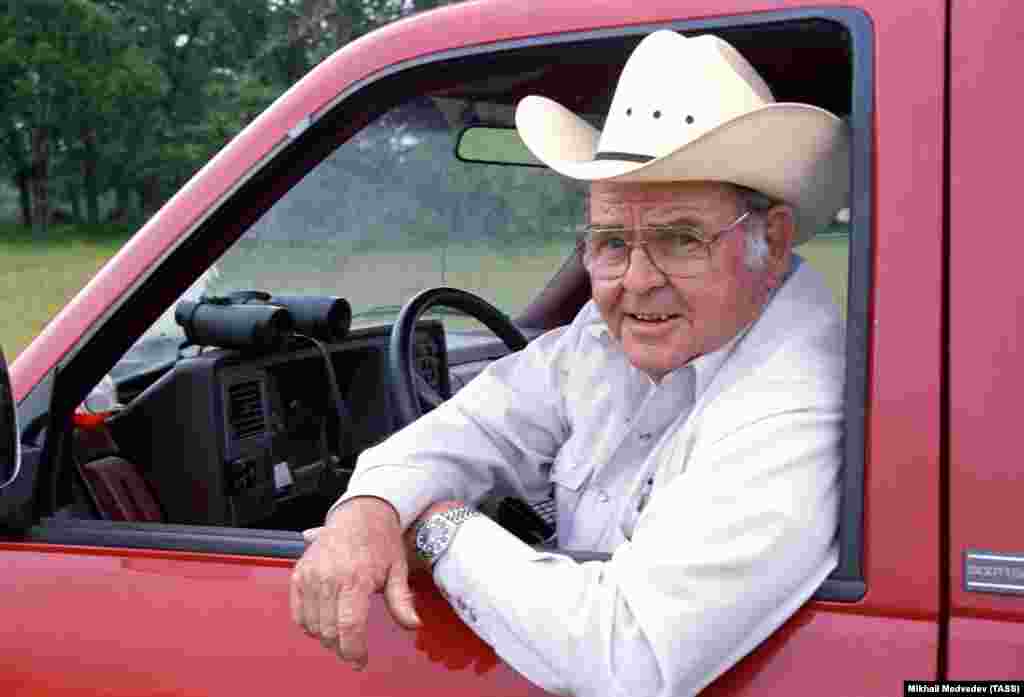 Фермер у своїй вантажівці зупинився, щоб його сфотографували