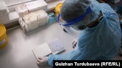 Коронавируска тест алып жаткан медицина кызматкери. Бишкек. Май, 2021-жыл.