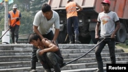 Найти гастарбайтеров в Цхинвале совсем несложно. С утра они группами бредут на работу. Днем, проехавшись по улицам города, можно увидеть, как они трудятся на строительстве дорог, зданий, торгуют в овощных магазинах