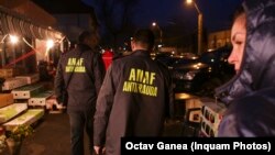 Fiscul va începe să trimită firmelor notificări, dacă nu au achitat taxele salariale, iar apoi va sesiza parchetele. Imagine de arhivă cu inspectori ANAF la un control într-o piață.