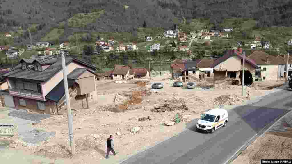 Поглед од железничкиот надвозник кон долниот дел на населбата.