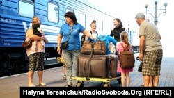 Евакуйовану з Дружківки родину зустріли у Львові на вокзалі волонтери і довезли у тимчасовий прихисток 