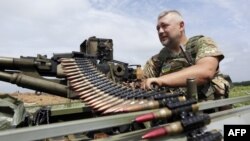 Український військовослужбовець біля селища Кримське. Червень 2015 року. Ілюстраційне фото