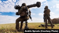Латвійські солдати з протитанковим комплексом «Джавелін» (ілюстраційне фото)