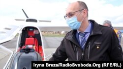 Міхай Петрашку, директор Міжнародного аеропорту Сату-Маре (Румунія) в аеропорту «Ужгород». 9 квітня 2021 року