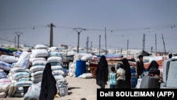 Fotografija snimljena u kampu al-Hol kojim upravljaju Kurdi, u kojem se nalazi rodbnina osumnjičenih boraca grupe Islamska država (IS) u sjeveroistočnom guvernatu, septembar 2021.