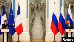 Еманюел Макрон и Владимир Путин по време на срещата им в Москва през 2022 г., малко след началото на руската инвазия в Украйна.