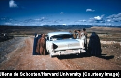 Një familje del nga vetura për një pushim të shkurtër, teksa udhëtojnë në lindje e largët të Iranit, ku sot është kufiri me Afganistanin.