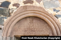 Jermensko pismo na ulazu u crkvu Svetog Sargisa iz 13. vijeka u ponovo zauzetom azerbejdžanskom okrugu Kalbajar.